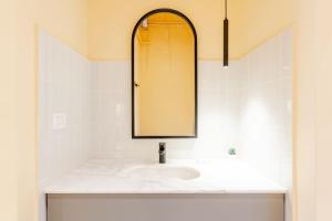 grey l studio apartments Downtown Alexandria Menasce House