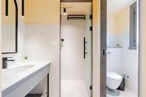 grey l studio apartments Downtown Alexandria Menasce House