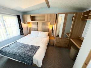 2 Bedroom Caravan NV13, Lower Hyde, Shanklin, Isle of Wight