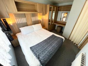 2 Bedroom Caravan NV13, Lower Hyde, Shanklin, Isle of Wight