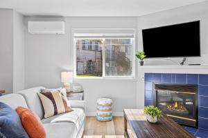 B111 Hot tub, ACx3, parking, coin laundry, near Banff