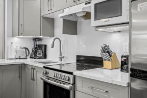 B111 Hot tub, ACx3, parking, coin laundry, near Banff