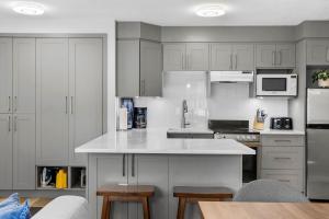 B111 Hot tub, ACx3, parking, coin laundry, near Banff