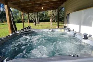 Stewart House with Hot Tub and 3 bedroom - Springfield