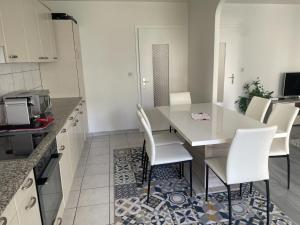 Appartements APPARTAMENT 85m2 A 5KM DE BASEL AU 1ERE ETAGE DANS UN CARTIER TRES CALME : photos des chambres