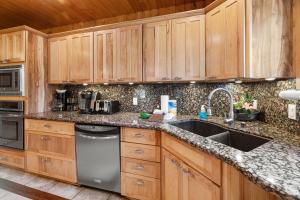 Bear Family Cabin - Stay together & play together! Foosball, billiards, hot tub, walk to lake!