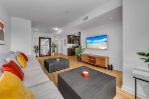 Modern & chic in Heart of Downtown Santa Monica