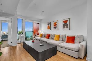 Modern & chic in Heart of Downtown Santa Monica