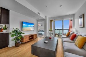 Modern & chic in Heart of Downtown Santa Monica