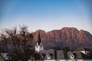 3-Bedroom Penthouse in Stellenbosch for 5 Guests with Stunning Mountain Views