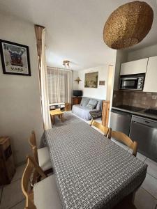 Résidence Bois Du Fau - T2 vue sur les pistes et Montagne Eyssina au centre de Vars les Claux MAE-7721