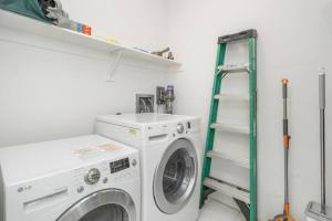 Downtown LA with the breathtaking view 2 bedrooms and parking space