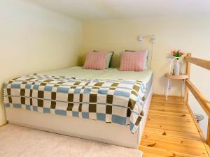 Sweet Spot Quiet Couples Studio 2min Metro Central