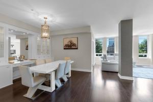 1560 sqft Elegant Condo at Downtown Hi-End Shopping & Dining Area - CN Tower View, Bidet, LockBox