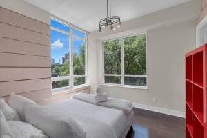1560 sqft Elegant Condo at Downtown Hi-End Shopping & Dining Area - CN Tower View, Bidet, LockBox