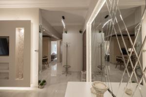 Mirroring by InFox Suites