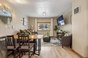 Triceratops Landing I Fire Place I Games I Netflix - Grainger