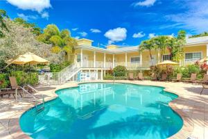 New Listing! Pool Jacuzzi, 3-min to Beach Bars & Entertainment!