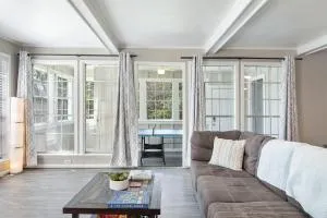 The Huge Home I Next 2 SHSU I Sleeps 16 I PingPong - Trinity