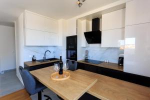 Apartments with parking space Zadar - 23525