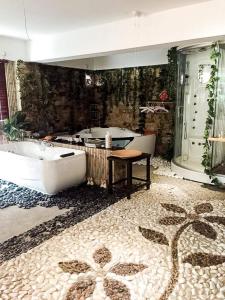Standard Queen room with Shared Bathroom