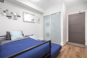 Perfect Condo Sleeps 4 Across from Cn Tower!