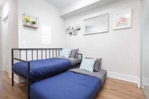 Perfect Condo Sleeps 4 Across from Cn Tower!