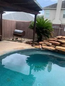 Modern home with beautiful pool - همبل