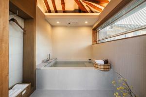 Luxury Hanok Moonlight Hill