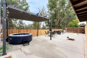 Urban Retreat Fun Relax Self Check-In Hot Tub Foosball Fire Pit Cornhole - 桑蒂