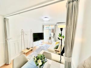 Ikebukuro 1 stop 2 min Designer Entire House 3BR up to 8 guests 3 min to Convenience Store