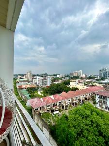 Deluxe room with king bed and Balcony at Kandi Palace