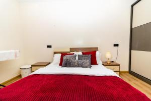 Modern luxe 2 BED Apt with pool & Gym