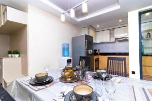 Modern luxe 2 BED Apt with pool & Gym