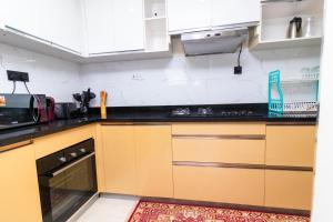 Modern luxe 2 BED Apt with pool & Gym