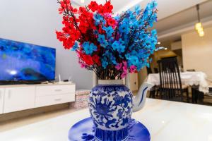 Modern luxe 2 BED Apt with pool & Gym