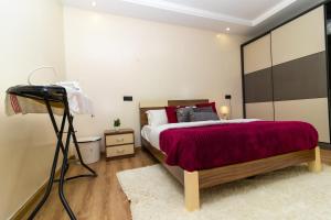 Modern luxe 2 BED Apt with pool & Gym