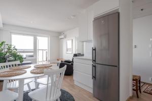 Modern 1BR Apt with Amazing Views, Balcony & Sauna