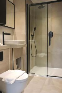 Luxury 2 bedroom apartment near central London with balcony - Open for Long stay and Families Relocatings