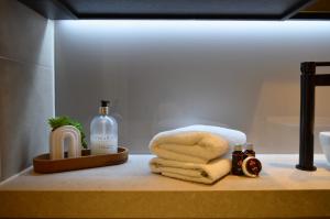 Luxury 2 bedroom apartment near central London with balcony - Open for Long stay and Families Relocatings