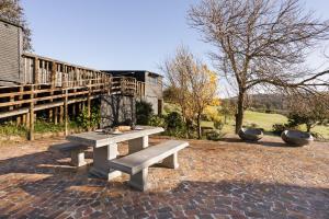 Avemore Vineyard View - wood fired hot tub and full power back up