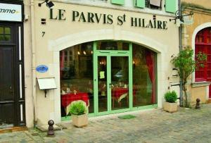 Appartements Logis Muraille Romaine, Centre Historique, Lit queen size : Studio