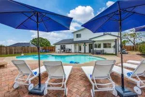 Stunning Lake House with a Pool and Hot Tub - Little Elm