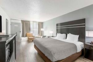 King Room - Smoking  room in Quality Inn & Suites Hardeeville - Savannah North - Renovated with Hot Breakfast Included