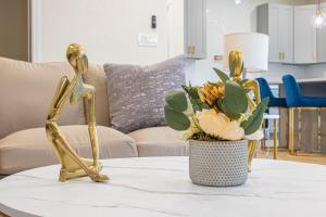 Stunning Elegance 4BR2.5 BA Near Vibrant Downtown