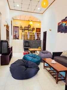 Evoke Hostels, Hiriketiya beach