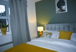 Luxury 2 bed House with 3 beds,3 Free Parking lot in Dartford Near Town Centre, Adjacent Bus Stop, Train Station, Bluewater Mall, 25mins to London City Airport,20 miles from Central London - Dartford