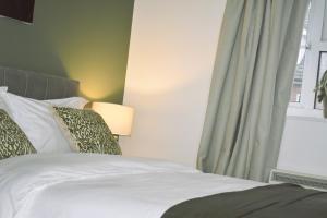 Luxury 2 bed House with 3 beds,3 Free Parking in Dartford Close To Town Centre, Opp Bus Stop, Train Station, Bluewater Mall, 25mins to London City Airport,Close to London