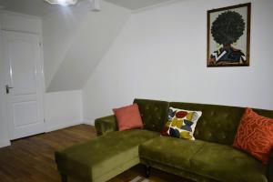 Luxury 2 bed House with 3 beds,3 Free Parking in Dartford Close To Town Centre, Opp Bus Stop, Train Station, Bluewater Mall, 25mins to London City Airport,Close to London