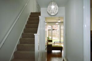 Luxury 2 bed House with 3 beds,3 Free Parking in Dartford Close To Town Centre, Opp Bus Stop, Train Station, Bluewater Mall, 25mins to London City Airport,Close to London